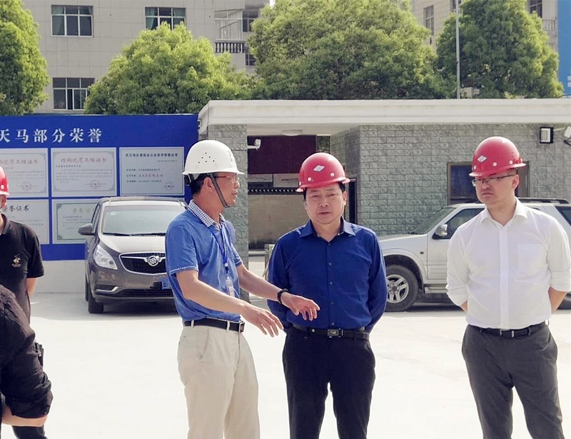 重慶市住房和城鄉(xiāng)建設委員會領導蒞臨我司黔江新城項目視察指導工作