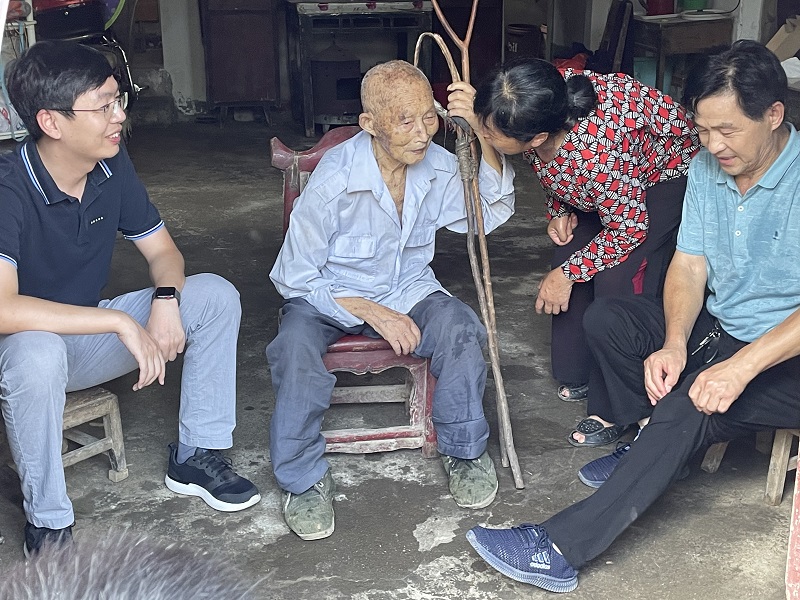 區(qū)人大代表、集團副總馮小龍走訪潘塘福利院為老人送關(guān)懷